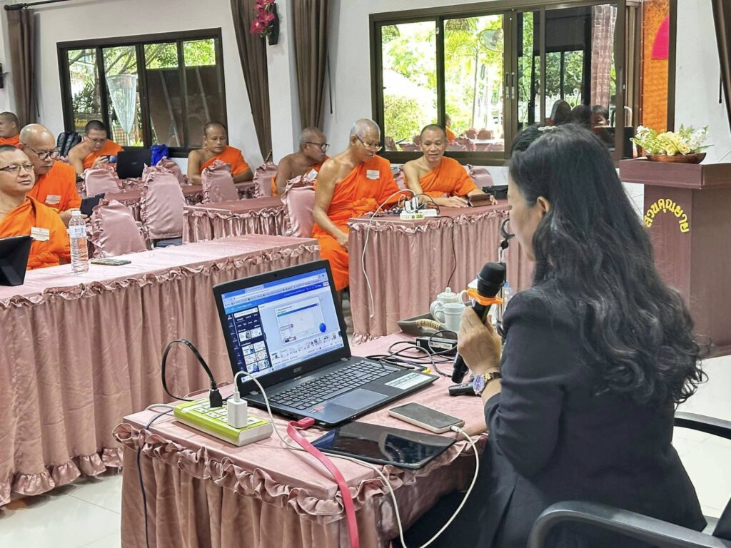 อาจารย์ณดา โพธิ์เอม อบรม ถวายความรู้ครูพระสอนศีลธรรมจังหวัดพิจิตร